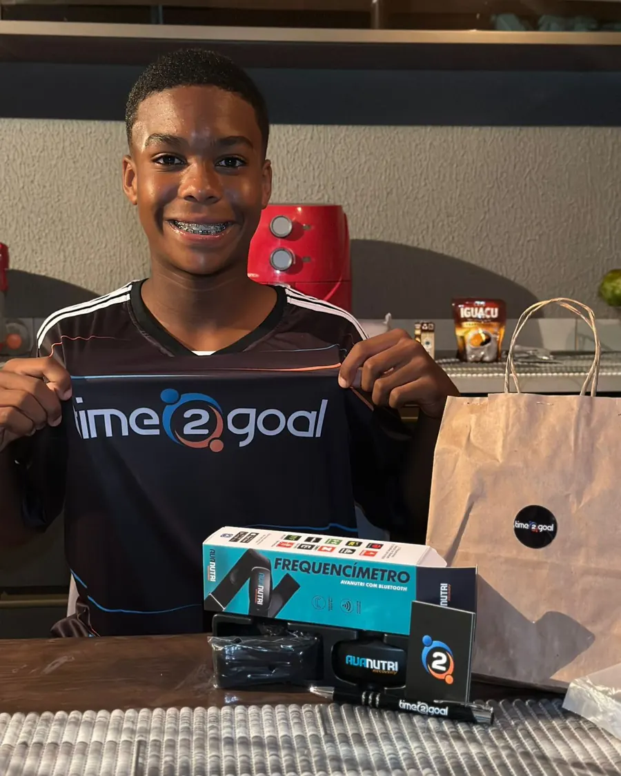 Atleta da Time2Goal com a camisa e o kit do programa